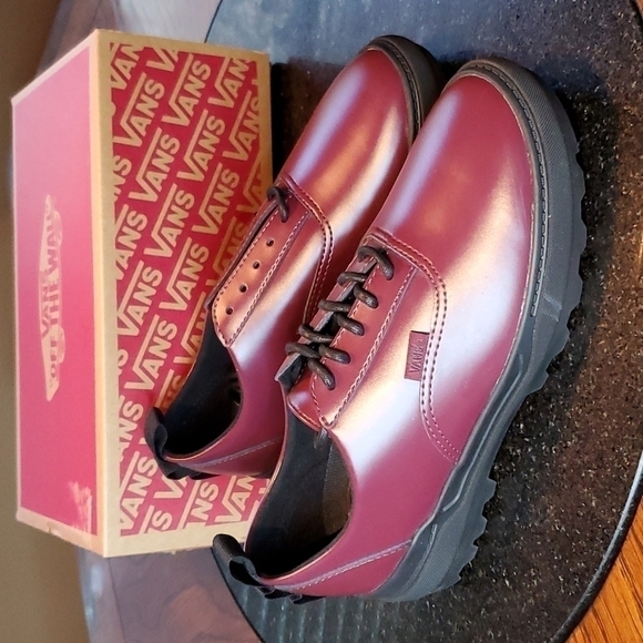 VANS Colfax Low Leather Shoes Red Easy On M7 W8.5 - Picture 1 of 9